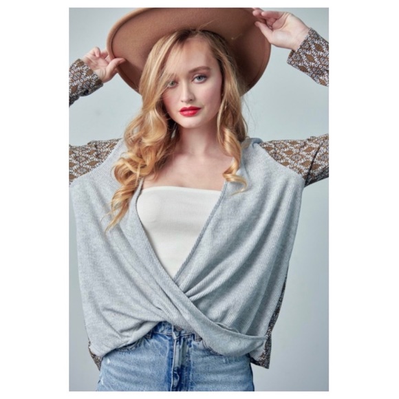 FALL CONTRAST TOP🖤New item in our Boutique🖤🖤 - Picture 2 of 8